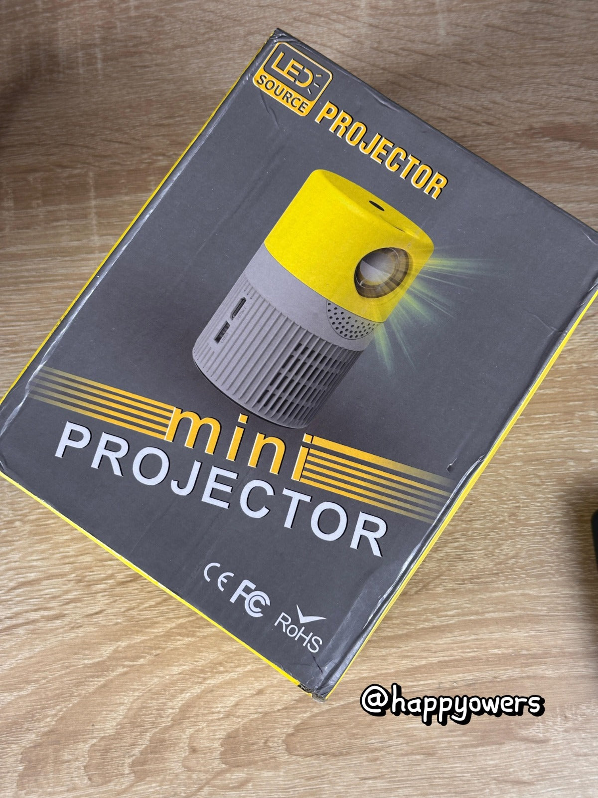 MINI PROYECTOR LED FULL HD – COMPACTO, POTENTE Y FÁCIL DE USAR